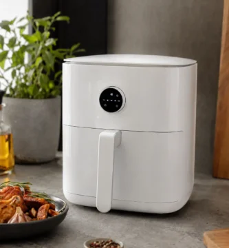 Freidora de aire Xiaomi Smart Air Fryer 6,5 litros blanca con pantalla encendida sobre una encimera de cocina moderna