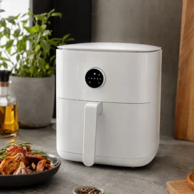 Freidora de aire Xiaomi Smart Air Fryer 6,5 litros blanca con pantalla encendida sobre una encimera de cocina moderna