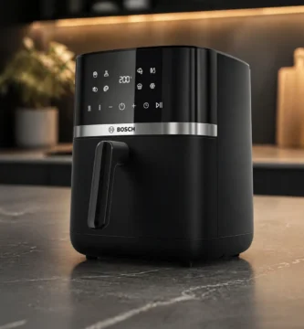 Freidora de aire Bosch Serie 4 MAF462B0 negra sobre encimera en cocina moderna y sobria