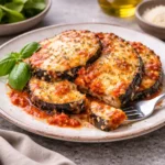 Plato de berenjena parmesana keto con tomate y queso fundido cocinada en freidora de aire