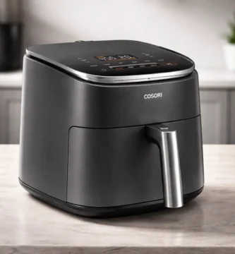 Freidora de aire Cosori negra compacta con pantalla digital sobre encimera de cocina moderna en imagen premium 1:1