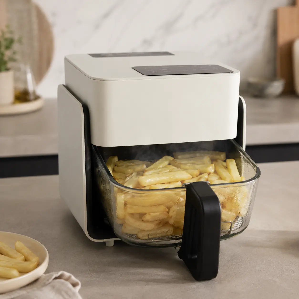 Freidora de aire CREATE con patatas blandas y poco doradas en la cesta, ejemplo de errores habituales al cocinar patatas en airfryer