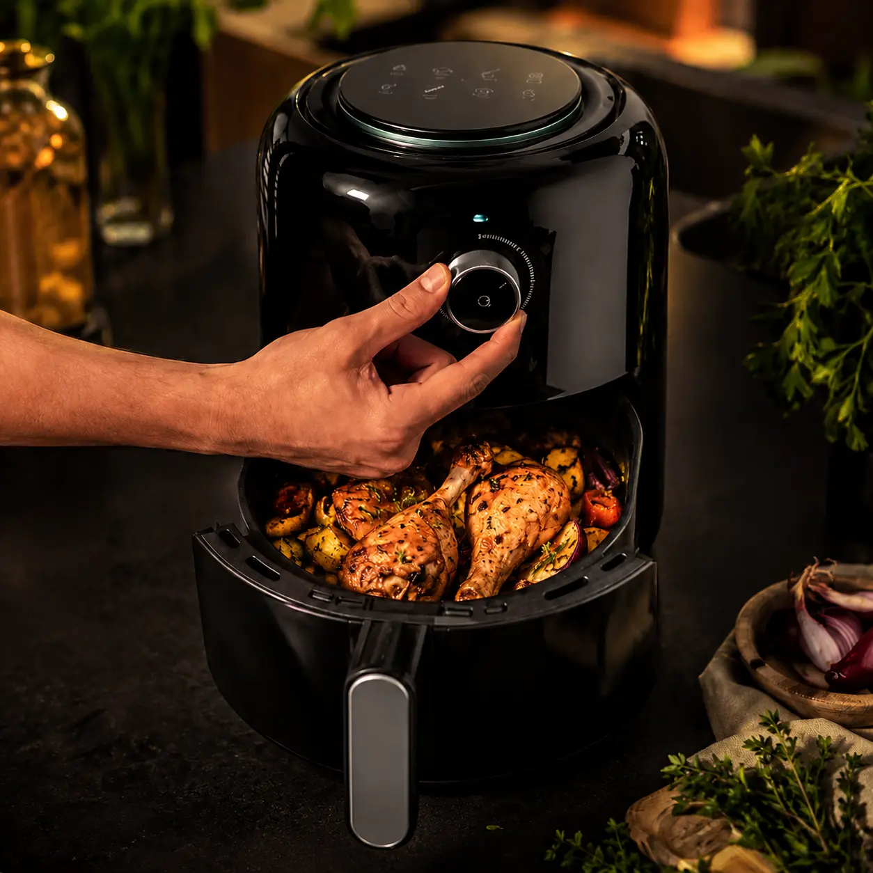 Cecotec Cecofry Pixel 2500 con cesta abierta durante el análisis del modelo