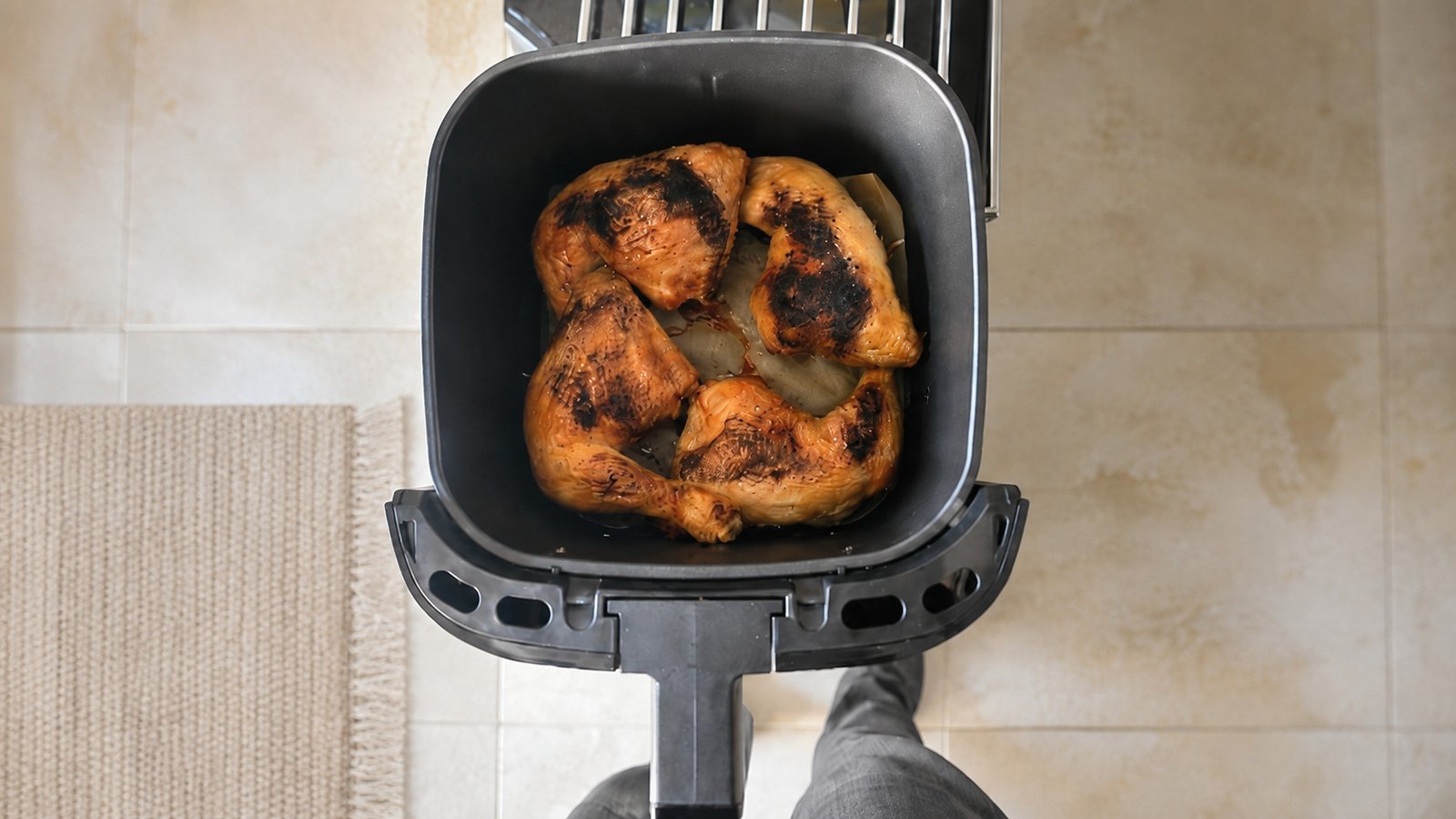 Comida cocinada de forma desigual dentro de una cesta de airfryer